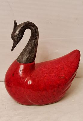 פסל קרמיקה גדול ישן בשילוב פיוטר, בדמות ברבור, עבודת יד ומעוטר ביד. פסל קרמיקה גדול ישן בשילוב 