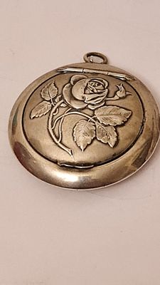 לוקט קופסה תליון עתיק עם מכסה נפתח, בסגנון ארט נובו, מראה פנימית מובנת, ולולאה. לוקט קופסה 