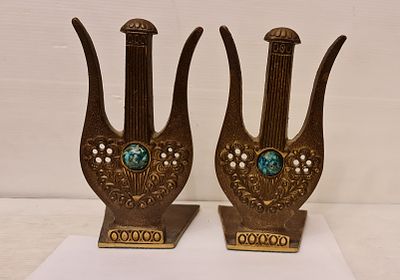 זוג תומכי ספרים ישראליים איכותיים, מעוצבים כנבל עם אבן אילת עגולה גדולה משובצת . זוג תומכי 