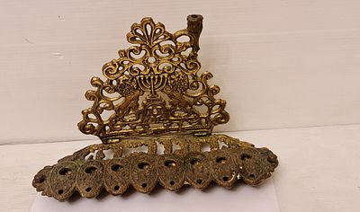 חנוכיה שמן מנורת חנוכה ישראלית ישנה איכותית ומסיבית, גב עם דמויות אריות. חנוכיה שמן מנורת חנוכה 