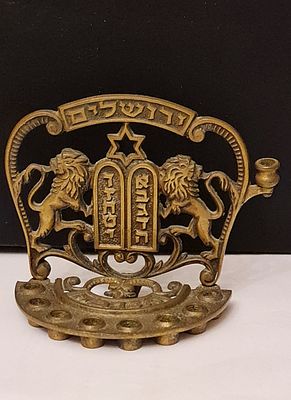 חנוכיה שמן מנורת חנוכה ישראלית ישנה איכותית, גב עם דמויות אריות בצדדים. חנוכיה שמן מנורת חנוכה 
