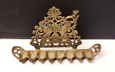 חנוכיה שמן מנורת חנוכה ישראלית ישנה איכותית, גב עם דמויות אריות בצדדים. חנוכיה שמן מנורת חנוכה 