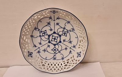 Form Marienbad Ingres Weiss קערת פורצלן מחוררת גרמנית ישנה, עם עיטורי "בצל" . Form Marienbad 