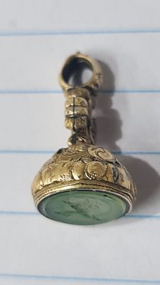 חותם תליון אצולה ג'ורג'יאני אנגלי עתיק, מצופה זהב, עם חותמת חרוטה בדמות יונה. חותם תליון אצולה 