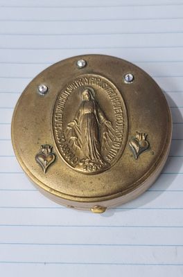 Mary Sacred Heart קופסה עתיקה עם תבליט הלב הקדוש של מרים ומתוארכת 1890 . Mary Sacred Heart 