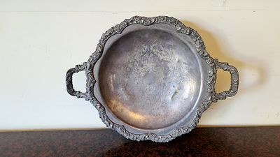 מגש פיוטר מצופה כסף אנגלי ישן, עם זוג ידיות בצדדים, חריטות עדינות בפנים. מגש פיוטר מצופה כסף 