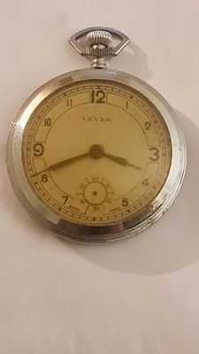 Lever Swiss שעון כיס מכאני שוויצרי ישן, עשוי מתכת. 
לוח קטן למחוג שניות (המחוג חסר). 
מנגנון 