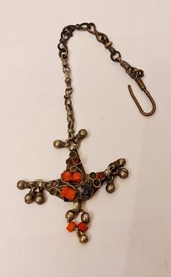 תכשיט תליון איסלמי ערבי עתיק, עשוי פיליגרן בעבודת יד, עם חרוזי קורל. תכשיט תליון איסלמי ערבי 