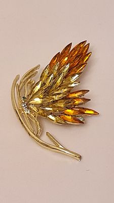 Brooch סיכה יפהפיה וצבעונית בצורת פרפר, היושב על ענף, משובצת באבני קריסטל בגוונים צהובים, גוף 