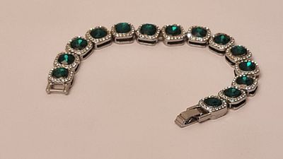 צמיד טניס קינטי משובץ אבני קריסטל ירוקות בצבע אמרלד בסגנון יוקרתי. צמיד טניס קינטי משובץ אבני 