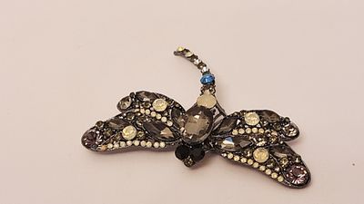 Brooch סיכה יפהפיה וצבעונית בצורת שפירית, משובצת באבני קריסטל. Brooch סיכה יפהפיה וצבעונית 