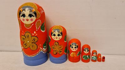 בבושקה מטריושקה רוסית אמנותית גדולה 7 בובות צבעוניות ויפהפיות. בבושקה מטריושקה רוסית סובייטית 