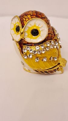 פסל ינשוף בצורת קופסה מעוטרת באמייל צבעוני, מוזהבת ומשובצת באבני זירקון . פסל ינשוף בצורת 