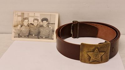 חגורת עור צבאית מוקדמת עם אבזם מקורי של הצבא האדום הרוסי עם תצלום. Red Army USSR CCCP - חגורת 