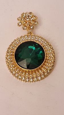 תליון קינטי יפהפה בסגנון ויקטוריאני, משובץ באבני זירקון ובאבן מרכזית גדולה דמוי אמרלד. תליון 