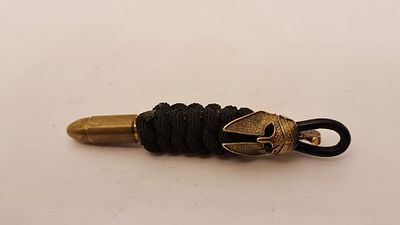 שרוך/מחזיק מפתחות מעוצב, מורכב מחבל בגוון שחור, קליע אקדח וקישוט קסדה רומאית . שרוך/מחזיק 