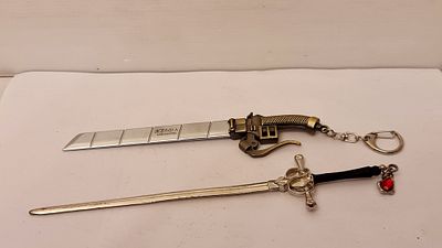 2 חרבות דקורטיביות לפתיחת מכתבים, אחד חתום Pidak Attack on Titan . 2 חרבות דקורטיביות לפתיחת 