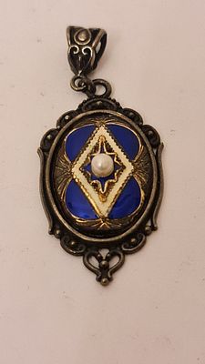 תכשיט תליון אמייל גיושה (Guilloche) עתיק עם פנינה משובצת באמצע. . תכשיט תליון אמייל גיושה 