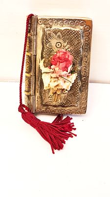 קופסת טבק עתיקה גדולה, מעוצבת כספר, נפתחת על ציר כלפי מעלה, עם חריטות. קופסת טבק עתיקה גדולה 