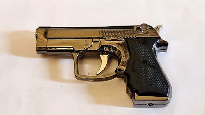 מצית בצורת אקדח מיניאטורי, עם סמן קרן לייזר לבן, הגוף עשוי מתכת בגוון כסוף . מצית בצורת אקדח 