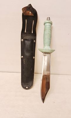 סכין ציידים רוסית אותנטית, שנות ה-50,עם נדן עור מקורי ומספר סידורי . סכין ציידים רוסית אותנטית 