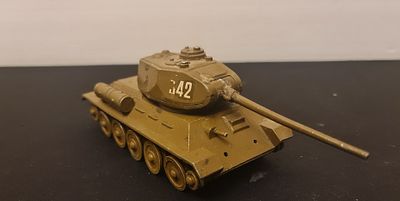 USSR פריט אספנות נדיר, טנק סובייטי דגם T-34 עשוי ברזל עם צריח וקנה קינטיים. פריט אספנות נדיר 