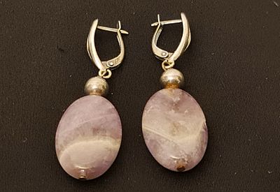 Amethyst זוג עגילי כסף תולים גדולים, עם אבני אמטיסט טבעיות מלוטשות בצורה אובלית. Amethyst זוג 