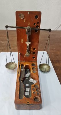 משקל מאזניים ניידים ליהלומים / תכשיטים עתיק בקופסת עץ. משקל מאזניים ניידים ליהלומים / תכשיטים 