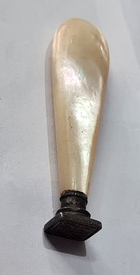 חותם שעווה עתיק, הידית עשויה אם הפנינה Mother of Pearl, בעחת צורה חלקה ומאורכת. . חותם שעווה 