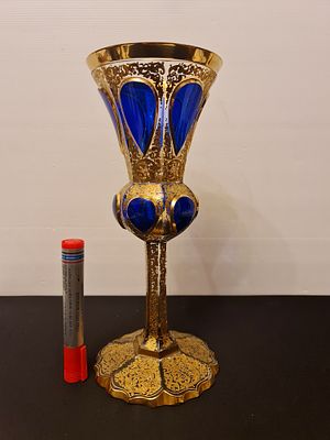 גביע גבוה עתיק, קריסטל צ'כי בוהמי צבעוני עם ציורי זהב, אמצע מאה 19 . יכול לשמש ככוס קידוש 
