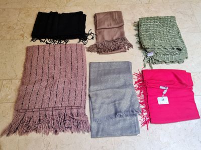 6 Shawls Scarfs. לוט 6 צעיפים ושלים (Shawl / Scarf) איכותיים, כמה מהם מצב חדש, לא היו בשימוש. 