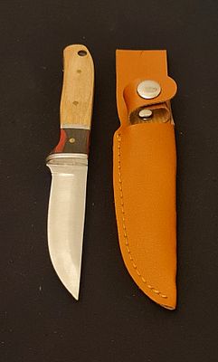 Fixed Blade סכין ציד קטנה בעלת להב קבוע, עם נדן עור מקורי (או דמוי עור), עם כפתור תיקתק. Fixed 