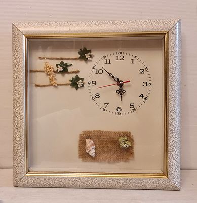 שעון קיר דקורטיבי בסגנון כפרי Rustic נתון במסגרת עץ עם חיפוי זכוכית. . שעון קיר דקורטיבי בסגנון 