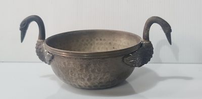 קערת מתכת ישנה / עתיקה, עם ידיות בצורת ברבורים, עבודת פטיש ידנית מרוקעת. קערת מתכת ישנה / עתיקה 
