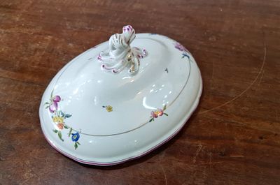 Meissen? מכסה פורצלן למרקיה, אובלי גדול, עם עיטורים פרחוניים, ככל הנראה תוצרת מייסן (לא חתום). . 