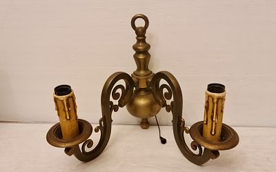 Double Arm Sconce Wall lamp. מנורת קיר דו קני עתיקה עשויה ברונזה בסגנון בארוק הולנדי 
