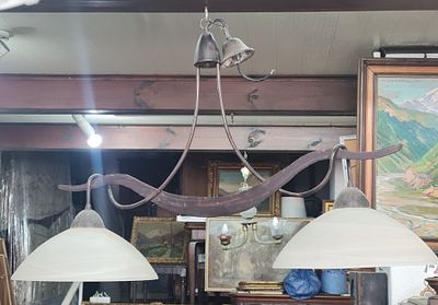 מנורה נברשת תקרה במצב עבודה תקין, 2 אהילי זכוכית חלבית רחבים וינטג' . מנורה נברשת תקרה במצב 