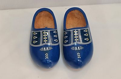 זוג קבקבי עץ הולנדיים מסורתיים בצבע כחול, מעוטרים בציורי יד לבנים וצהובים. זוג קבקבי עץ 