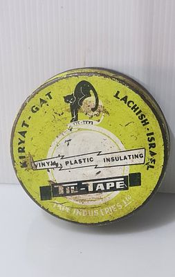 קופסת פח ישראלית ישנה של סרט בידוד טיל טייפ Til Tape תוצרת חברת טייפ. קופסת פח ישראלית ישנה של 