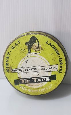 קופסת פח ישראלית ישנה של סרט בידוד טיל טייפ Til Tape תוצרת חברת טייפ. קופסת פח ישראלית ישנה של 
