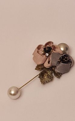 Brooch סיכה בצורת פרח, משובצת באבני זירקון ופנינים מלאכותיות עגולות, בשילוב בד. Brooch סיכה 