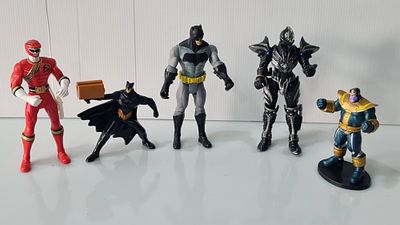 קומיקס אספנות לוט 5 דמויות פעולה משנות ה-90 - Red Ranger, Batman, Ultraman Hikari, Thanos . קומי 