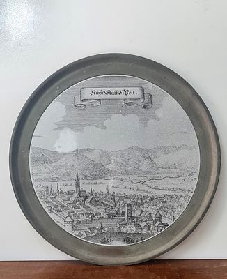 Sankt Veit an der Glan צלחת קיר עם תחריט פנורמי של העיר האוסטרית ע"פ מפה עתיקה ממאה ה-17. Sankt 