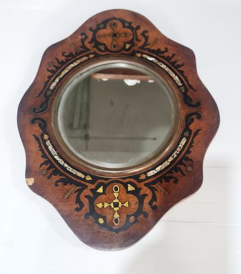 Bull's-eye Inlaid Mirror מראה עתיקה במסגרת עץ ייחודית בעיצוב עין השור, מאה 19 צרפת. . 