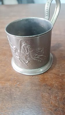 Mstera USSR . Mstera מחזיק כוס רוסי סובייטי עם תבליט טרויקה המפורסמת, תוצרת מסטרה, סוג א' 