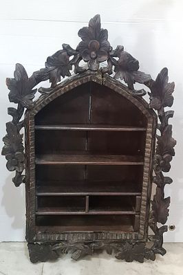 Black Forest היער השחור ויטרינה עתיקה מגולפת בעיטורים בולטים של עלים ופרחים בסגנון כפרי גרמני. מ