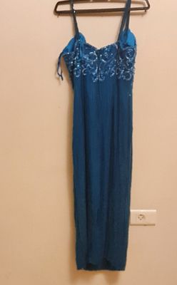 Alyse Designs USA שמלת ערב אלגנטית בגוון כחול טורקיז עם עיטורי חרוזים ופליסה. Alyse Designs 