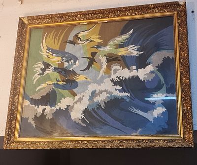 Tapestry גובלן רקום וינטג', נתון במסגרת עץ מוזהבת יוקרתית עם חיפוי זכוכית. Tapestry גובלן רקום 