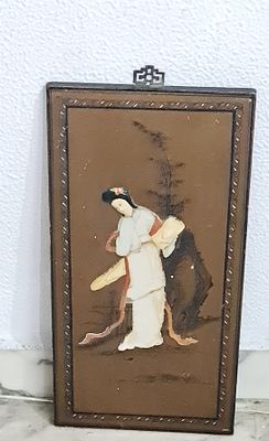 תמונת לוח לכה ועץ סינית וינטג', המעוטר בדמות נשית מסורתית בסגנון תבליט. תמונת לוח לכה ועץ סינית 