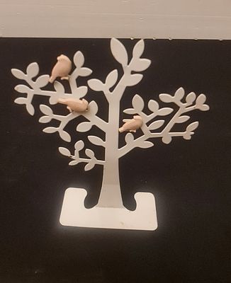 פסל דקורטיבי בצורת עץ עם 3 ציפורים יושבות על הענפים, עשוי מתכת צבועה בגוון לבן. פסל דקורטיבי 